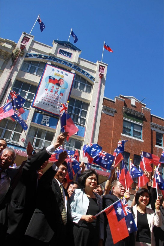 (右起)駐雪梨華僑文教服務中心何主任祥瑜、中國國民黨駐澳洲總支部陳常委盛福、李處長宗芬、張僑務委員先鐘、于僑務顧問展威。