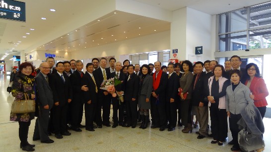 周處長抵任僑界代表至機場熱烈歡迎