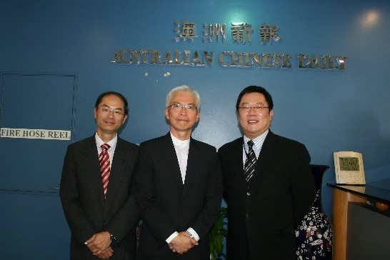 周處長進發(右二)與「澳洲新報」唐總編輯德榮(左一)合影。