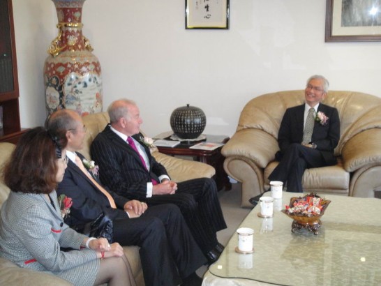 周處長進發與臥龍崗市長Gordon Bradbery交談