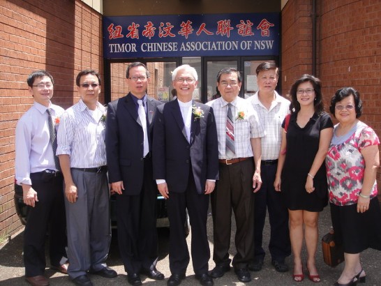 周處長與紐省帝汶華人聯誼會梁會長汝宏等合影