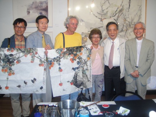 黃政務委員光男將示範畫作落款蓋印捐贈「澳洲水彩畫協會」由該會會長David van  Nunen代表接受(相片右起:周處長進發、黃政務委員光男、黃政務委員夫人、David van Nunen、駐澳代表處文化組遲組長耀宗、台灣國際水彩畫協會黃理事長進龍)