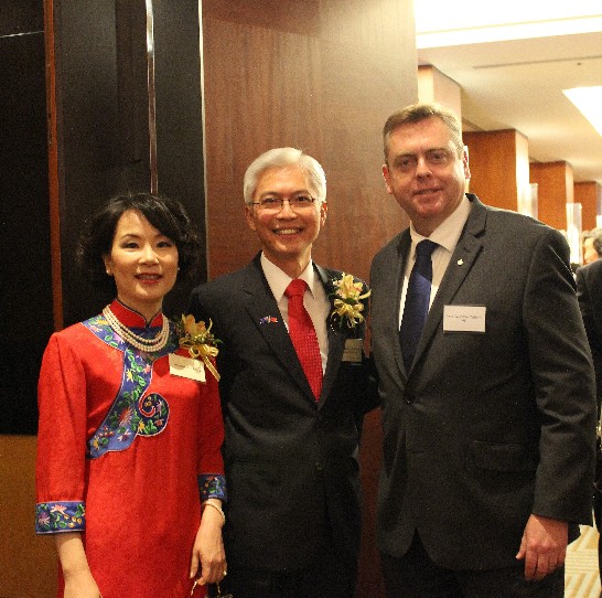 周處長伉儷與新州友台小組主席Anthony Roberts合影