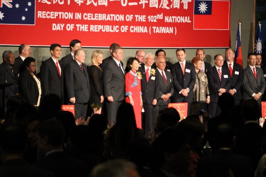 周處長進發伉儷與全體貴賓合影