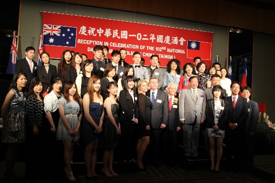 周處長進發伉儷與全體工作人員合影