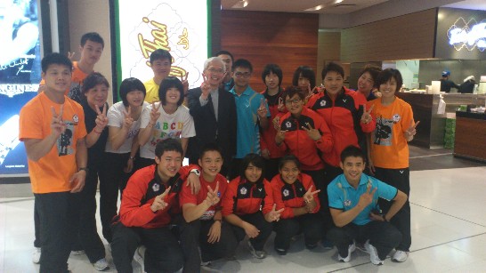 周處長進發與中華奧會所組青年奧林匹克運動會代表團全團團員合影