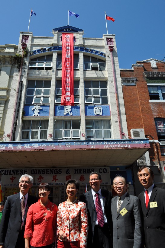 張大使小月、周處長進發於雪梨參加中華民國元旦升旗典禮(左起：周處長進發、朱值月常委淑芳、張大使小月、鄭主任介松、陳僑務諮詢委員盛福、于僑務諮詢委員展威)。