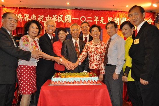 張大使小月、周處長進發與與會貴賓共切中華民國102年開國紀念蛋糕