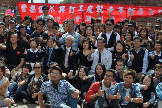 周處長與我打工度假青年合影(一)