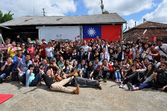 周處長與我打工度假青年合影(二)