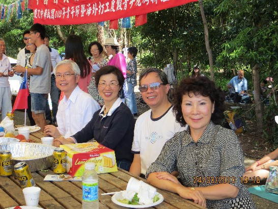 張大使小月及周處長進發與葉僑務委員清玉等合影