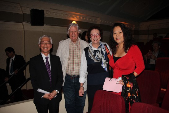 周處長進發在駐雪梨辦事處放映「少年PI的奇幻漂流」活動前與參加貴賓合影。