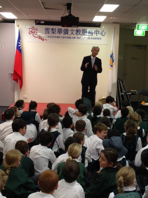 周進發處長為駐地私立小學師生介紹台灣文化