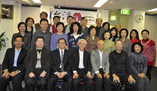 周處長進發與雪梨台灣日嘉年華籌備委員會及僑領合影