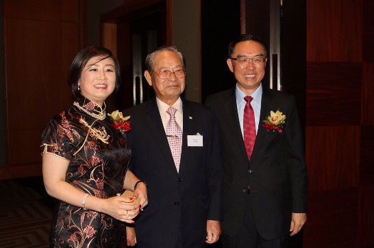 沈處長夫婦與僑界領袖合影