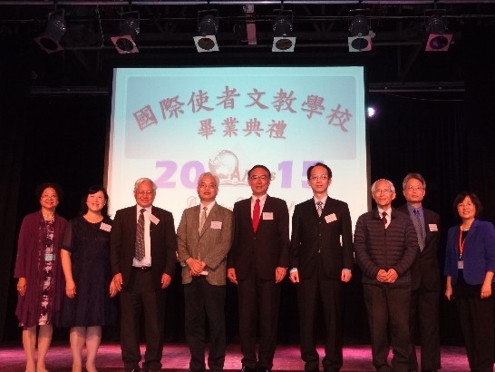 國際使者協會會長馮子良先生(左四)、本處沈正宗處長(中)及雪梨僑教中心黃國枏主任(右四) 、國際使者文教學校總校長方蔡曉彤女士(右一)合影