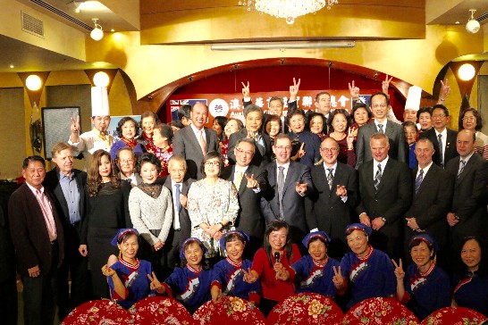 圖說IMG_1717-2：臺灣美濃婦女合唱團、名廚許加建(左)及鐘坤賜(右)與眾佳賓合影