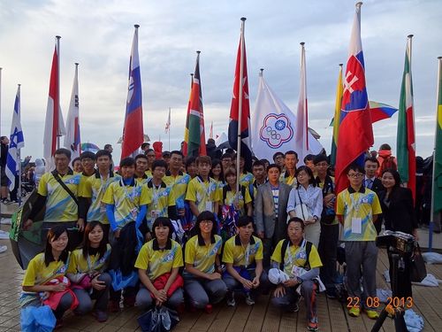 代表處同仁與選手教練於開幕式場地合影