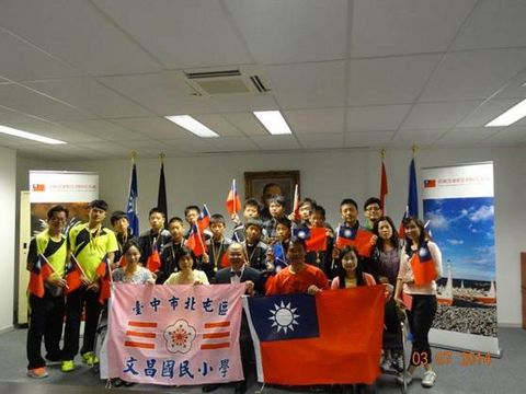 董代表（前排中）與手球隊全體隊員合影留念