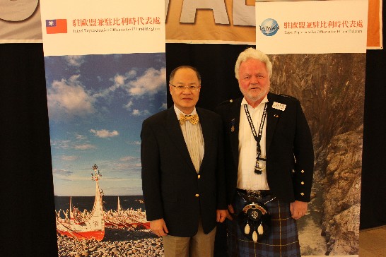 Representative Kuoyu TUNG and Chairman Wouter Wapenaar 