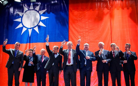 Representative Tung and guests make a toast.