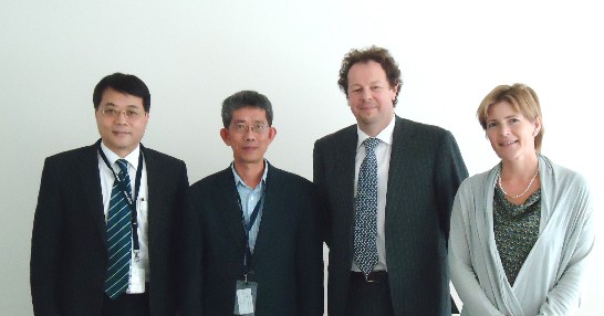 歐盟 FP 計畫食品、農業與生物科技主題國家聯絡據點（FP-BIO NCP）施明哲主任（左二）在駐歐盟代表處科技組曾東澤組長（左一）的陪同下，參訪deVGen公司，並與該公司財務長Mr. WimGoemaere（右二）及研究人員合影留念。