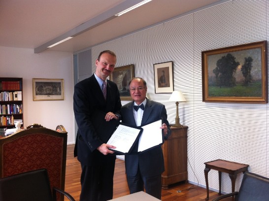 駐歐盟兼駐比利時代表董國猷與歐洲學院院長Jörg Monar博士簽署委託辦理訓練課程契約書