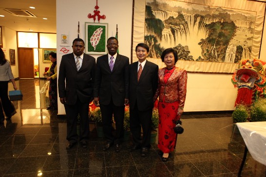 cônsul Tibe Bi Gole Blaise da Costa do Marfim e colega
