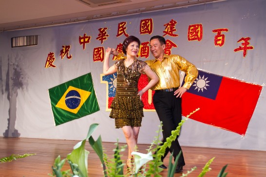 僑聯誼會會長林俊傑及會員張玉英的懮美舞蹈示範