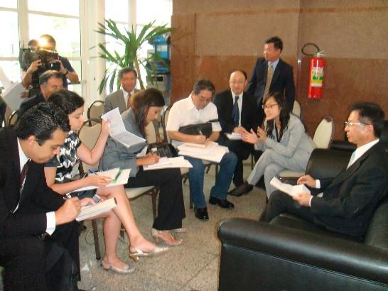2009年3月經濟部長聖忠次長率貿訪團訪問巴西聖保羅並接受巴西媒體記者採訪