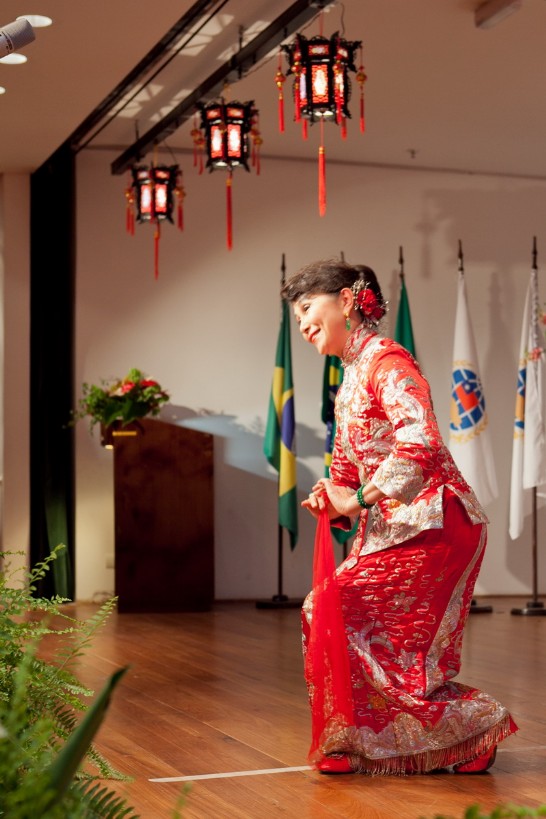 A Sra. Chang vestida em ropa clássica