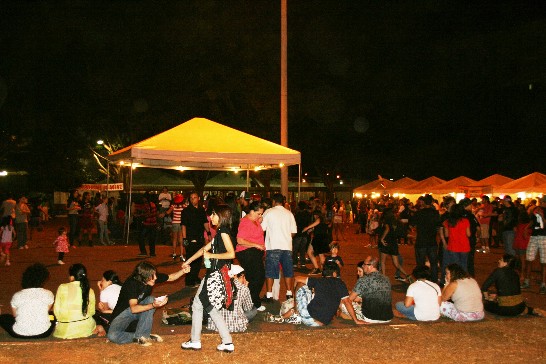 巴西民眾於參加敲和平鐘儀式後參與廟方所舉辦的祈福園遊會