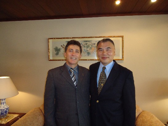 徐大使與友人合影