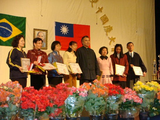 駐巴西徐代表光普代表中華民國僑務委員會頒發獎狀予僑界熱心華文教育推動有功人員