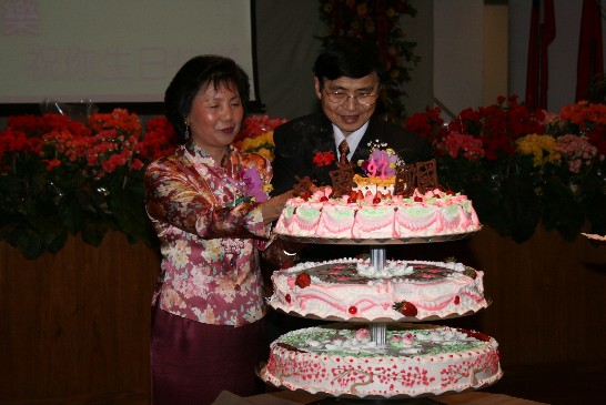 駐聖保羅台北經濟文化辦事處陳處長宗賢暨夫人共同切生日蛋糕慶祝中華民國97年國慶