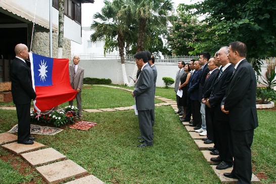 巴西利亞中華會館全體理監事舉行升旗典禮