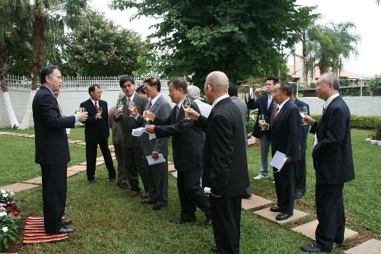 駐巴西代表處徐代表光普及巴西利亞中華會館全體理監事相互舉杯道賀會館成立