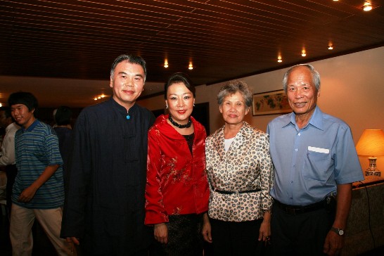 駐巴西徐代表光普伉儷與在場僑胞合影