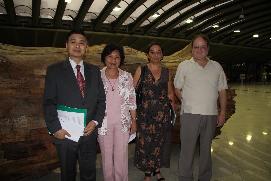 Photo de Sr. Ramon Tzung-Hsien Chen e Sra. com Directora Administrativa Sra. Heloisa Helena de Amorim Dip, Nucleo de Curadoria de Audiovisual, Sr. Luiz Felipe Miranda em CCSP.