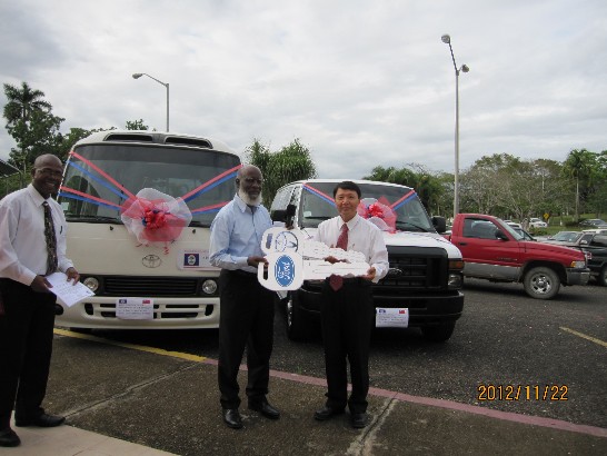 Ambassador David C.K. Wu presents the keys to Hon. Wilfred Elrington