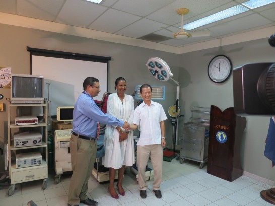 Mrs. Barrow witnesses H.E. Ambassador Benjamin Ho hand-over medical instruments to Dr. Adrian A. Coye, CEO of the Karl Heusner Memorial Hospital, Belize 
