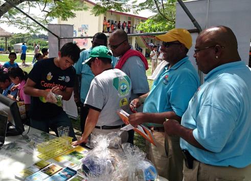 李昇陽技師向參觀民眾介紹黃龍病病徵和非黃龍病葉片區分的差異要點