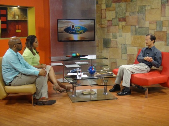 何大使登煌接受貝里斯媒體專訪宣傳「2015台灣文化節」活動