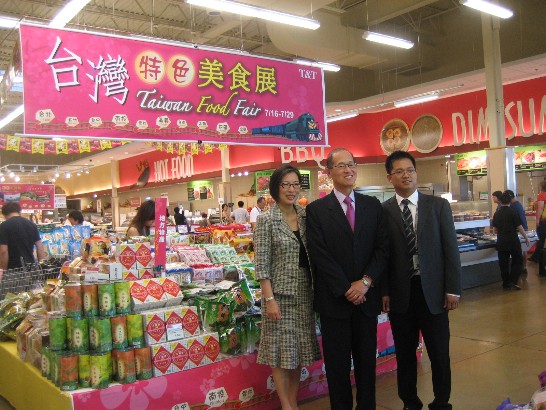 Mrs. Lee (left), Dr. Lee (middle)and Mr. Jimmy Wen (store manager, right)