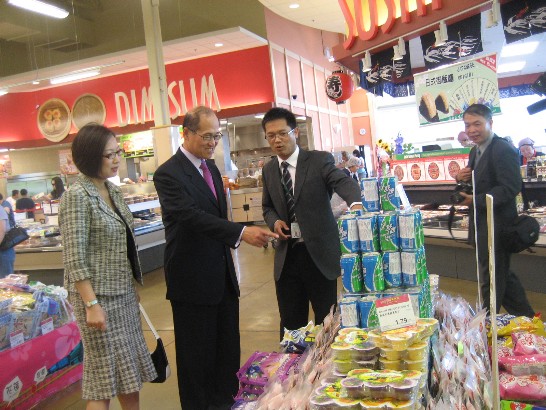 T&amp;T Supermarket store manager, Jimmy Wen introduces Taiwan Food Festival to Dr. and Mrs. Lee.