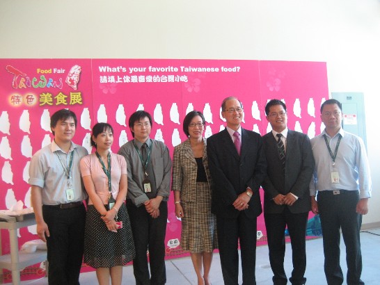 Dr. David Lee, Mrs. Lee with the team of 2010 Taiwan Festival at T&amp;T Supermarket