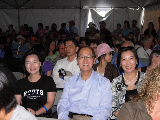 Taiwan Representative Dr. David Lee and Mrs. Lee enjoy the show by Taiyuan Puppets Theatre with hundreds of audiences.