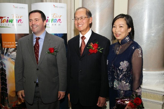Taiwan Representative Dr. David Lee and Mrs. Lee welcome Jason Kenney, Minister of Citizenship, Immigration and Multiculturalism