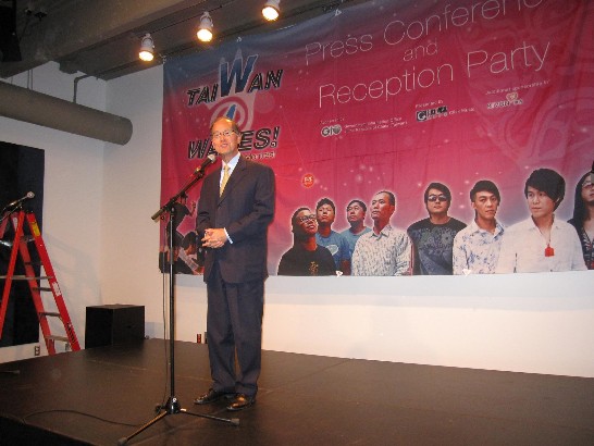 Taiwan Representative Dr. David Lee makes remarks at Taiwan bands' press conference.
