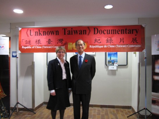 Taiwan Representative Dr. David Lee and Ms. Jane Venus, Library Manager, Children’s and Teen Services &amp; Acting Manager, Adult and Information Services